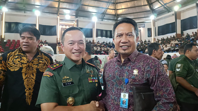 Pangdam IX/Udayana Mayjen TNI Piek Budyakto dan Rektor Unud I Ketut Sudarsana menghadiri pisah-sambut pejabat Kodam IX/Udayana di GOR Yudomo Praja Raksaka Kepaon, Denpasar, Bali, Rabu (16/4/2025). Foto: Denita BR Matondang/kumparan