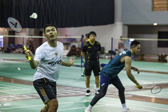 Ganda putra Indonesia Fajar Alfian (kiri) dan Muhammad Rian Ardianto (kanan) berlatih saat mengikuti Pemusatan Latihan Nasional (Pelatnas) Bulu Tangkis di PBSI Cipayung, Jakarta, Rabu (16/4/2025). Foto: Asprilla Dwi Adha/ANTARA FOTO