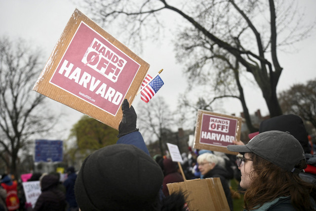 Para demonstran berkumpul di Cambridge Common menyerukan kepada pimpinan Harvard untuk menolak campur tangan pemerintah federal terhadap universitas tersebut di Cambridge, Massachusett, AS (12/4/2025). Foto: Nicholas Pfosi/REUTERS 