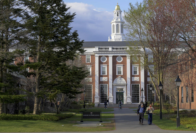 Orang-orang berjalan di kampus Sekolah Bisnis Universitas Harvard di Cambridge, Massachusetts, AS, Selasa (15/4/2025). Foto: Faith Ninivaggi/REUTERS
