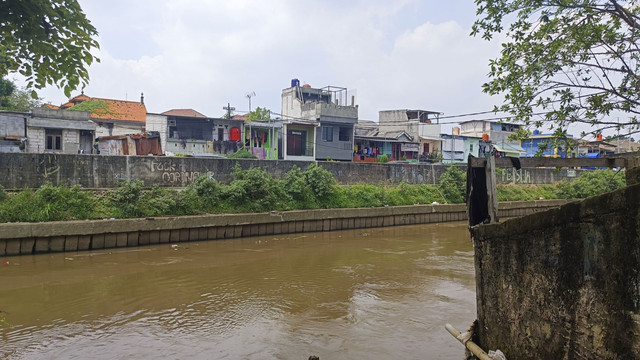 Pemandangan Kampung Bukit Duri yang telah bertanggul dari sisi Kali Ciliwung yang ada di Kampung Tanah Rendah, Jaktim, Rabu (16/4/2025). Foto: Thomas Bosco/kumparan