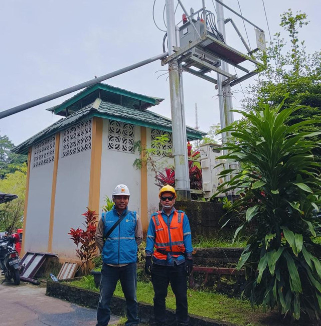 Petugas PLN melakukan siaga penyulang dalam rangka pengamanan kelistrikan kegiatan upacara Hari Jadi Kabupaten Sanggau ke-409 tahun. Foto: Dok. PLN