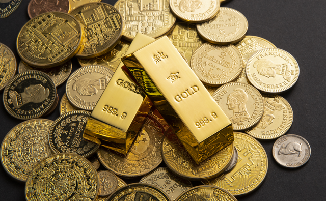 Source : https://www.freepik.com/free-photo/coins-gold-bars-scattered-table
