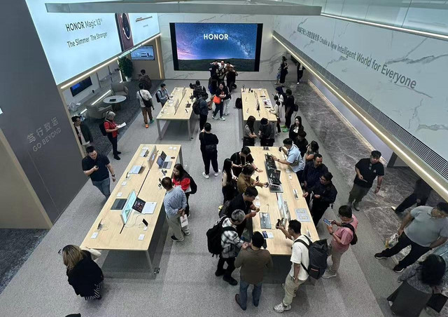 Suasana di dalam gedung HONOR HQ di Shenzhen, China. Demo teknologi AI HONOR ke awak media. Foto: Habib Allbi Ferdian/kumparan