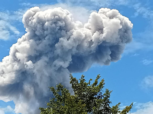 Gunung Marapi erupsi dengan menyemburkan abu vulkanik setinggi 800 meter, Rabu (16/4/2025) dok Istimewa