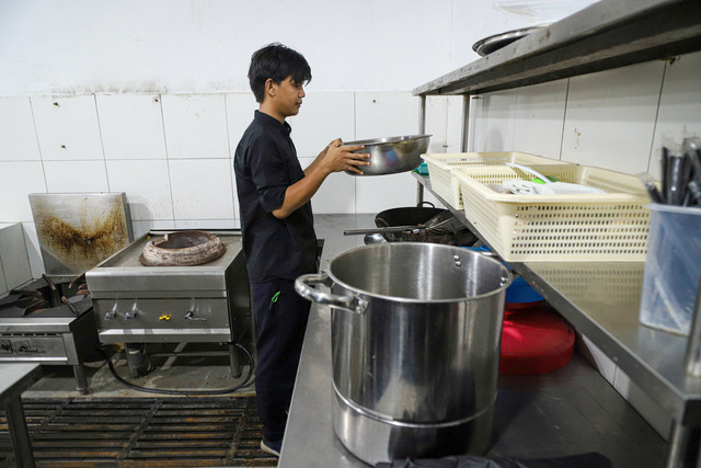 Pekerja merapikan barang di mitra dapur makan bergizi gratis (MBG) di kawasan Kalibata, Jakarta, Rabu (16/4/2025). Foto: Iqbal Firdaus/kumparan