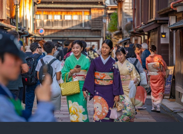 https://www.shutterstock.com/id/image-photo/view-young-ladies-wearing-kimonos-higashi-2574728717