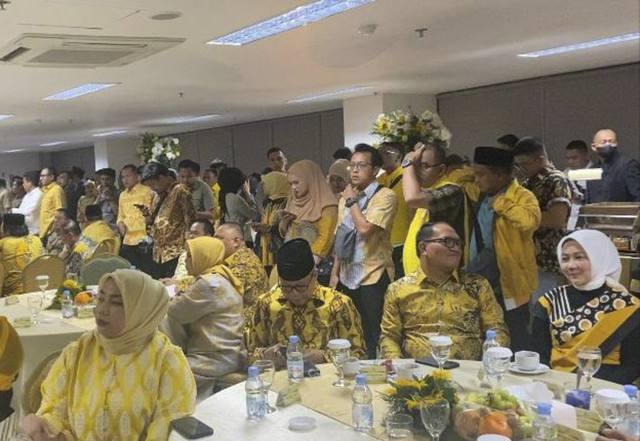 Atalia Praratya (jilbab putih) menghadiri halal bihalal DPP Golkar, Rabu (16/4/2025) Foto: Haya Syahira/kumparan