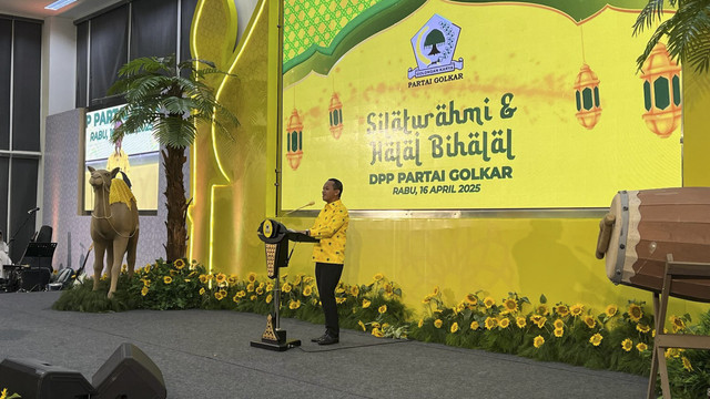 Ketum Golkar Bahlil Lahadalia di acara silaturahmi dan halal bihalal DPP Partai Golkar, Rabu (16/4/2025). Foto: Haya Syahira/kumparan