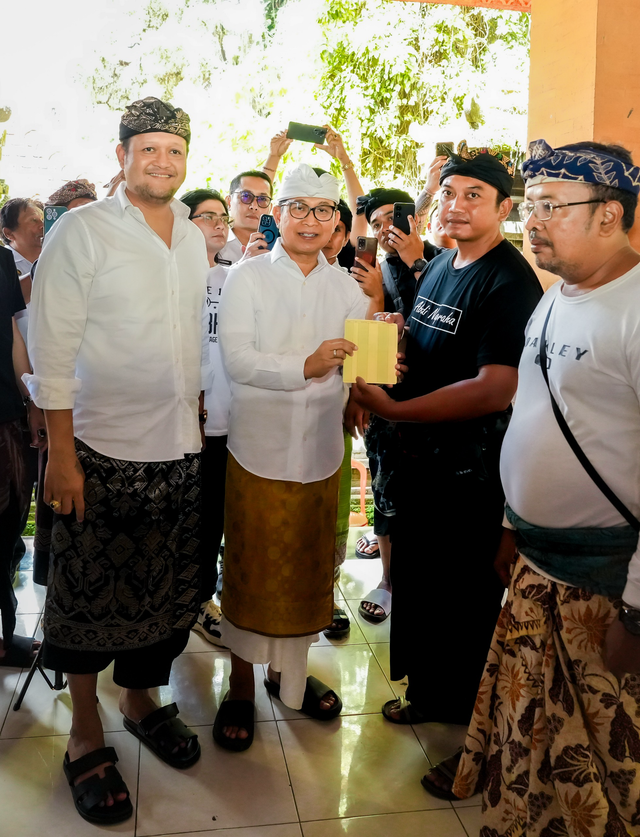 Bupati Badung I Wayan Adi Arnawa (kedua dari kiri) dan Wakil Bupati Bagus Alit Sucipta (kiri) saat menyerahkan bantuan sosial kepada 88.594 KK umat Hindu ber-KTP Badung menjelang Hari Raya Galungan dan Kuningan, Rabu (16/4). Foto: Dok. Istimewa