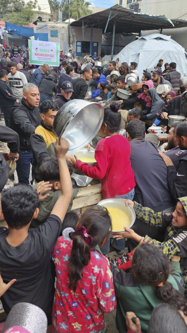 Dewan Masjid Indonesia (DMI) bekerja sama dengan lembaga kemanusiaan di Gaza membagikan makanan siap saji dan air minum kepada pengungsi Gaza. Foto: Dok. DMI