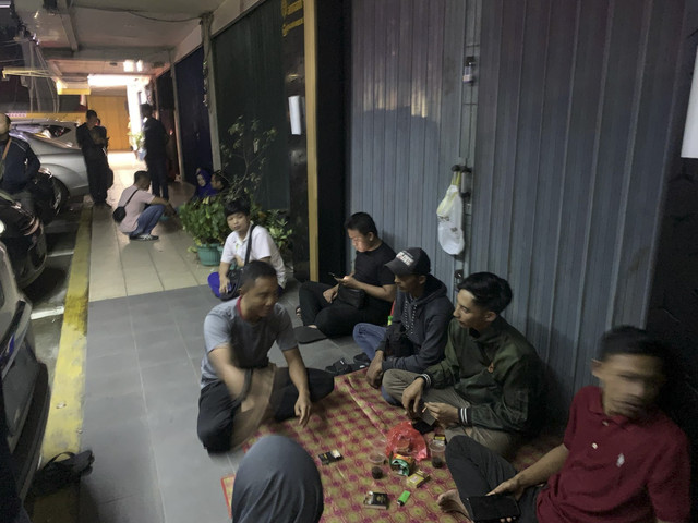 Warga bebondong-bondong antre beli emas Antam di Kota Bogor. Foto: Mirsan Simamora/kumparan