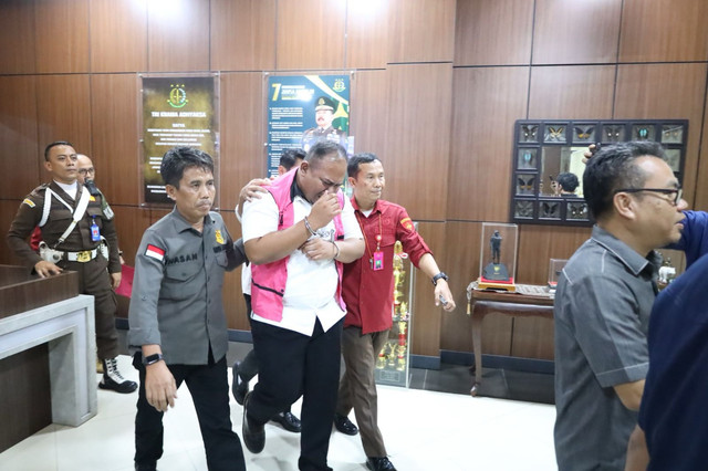 Kabid DLH Tangsel Menangis Usai Ditetapkan Tersangka Kasus Dugaan Korupsi Pengelolaan Sampah Senilai Rp75,9 Miliar
 Foto: Tim kumparan