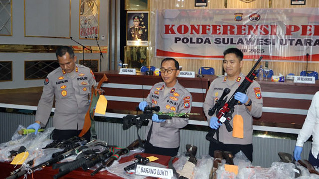 Wakil Kapolda Sulawesi Utara, Brigjen Pol Bahagia Dachi (tengah), saat menunjukkan sejumlah barang bukti senjata angin saat konferensi pers, Rabu (16/4). (foto: istimewa)