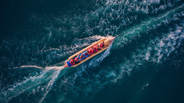 Harga Naik Banana Boat di Pangandaran, Foto Banana Boat, Sumber Foto: Unsplash/Deva Darshan