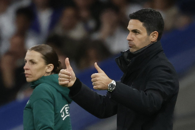 Pelatih Arsenal Mikel Arteta menyampaikan intruksi kepada anak asuhannya pada pertandingan semi final Liga Champions Eropa di Santiago Bernabeu, Madrid, Spanyol, Rabu (16/4/2025). Foto: Pierre-Philippe Marcou/AFP