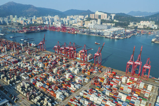 Ilustrasi Pelabuhan Peti Kemas di Hongkong. Foto: Shutterstock