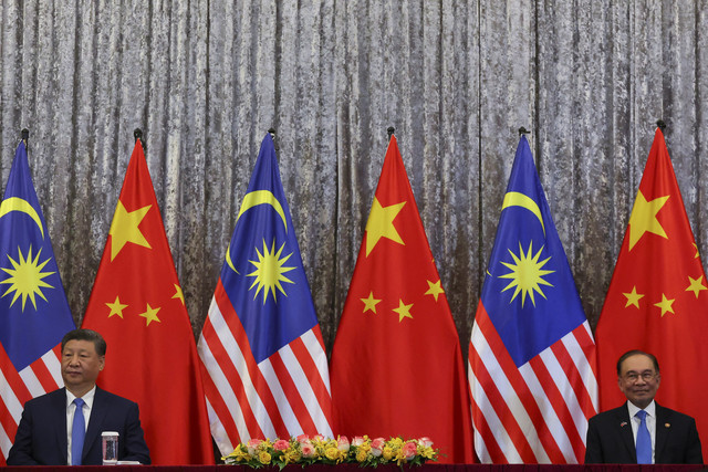  Presiden China Xi Jinping (kiri) bersama Perdana Menteri Malaysia Anwar (kanan) menyampaikan paparan saat melakukan pertemuan kenegaraan di Istana Nasional, Kuala Lumpur, Malaysia, Rabu (16/4/2025). Foto: Vincent Thian/POOL/AFP