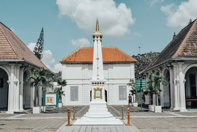 Ilustrasi apakah nama gedung yang berlokasi tepat di seberang museum benteng vredeburg. Sumber: unsplash.com/Fakhri Labib