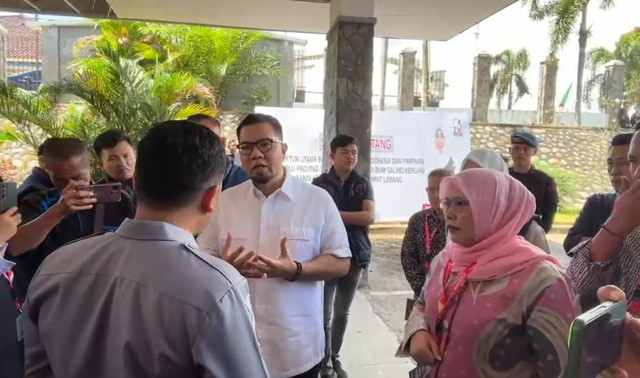 Suasana Paslon omor urut 01, Budi Antoni Aljufri dan Henny Verawati, beserta timnya dilarang masuk dalam acara deklarasi pemungutan suara ulang (PSU) damai Pilkada Empat Lawang. Foto : Tangkap Layar