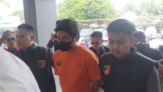 Dokter M. Syafril Firdaus (tengah) di Polres Garut. Foto: kumparan