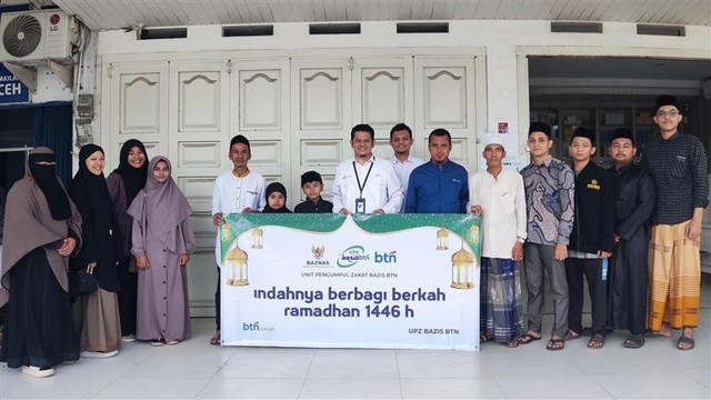 Berbagi Kebahagiaan Bersama Dhuafa dan Guru Ngaji di Aceh bersama BTN Syariah dan DT Peduli (Sumber : DT Peduli)