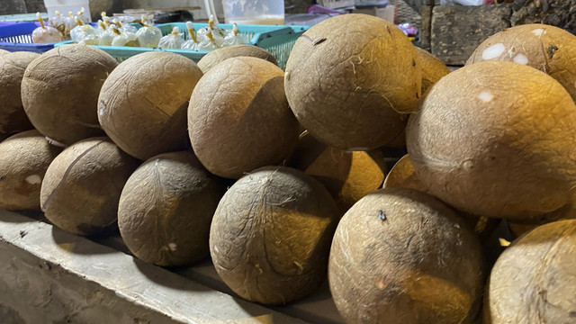 Kelapa parut di Pasar Citayam Kabupaten Bogor, Kamis (17/4/2025). Foto: Muhammad Fhandra Hardiyon/kumparan