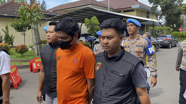 Dokter M Syafril Firdaus, tersangka pelecehan dihadirkan saat jumpa pers di Polres Garut, Kamis (17/4/2025). Foto: kumparan