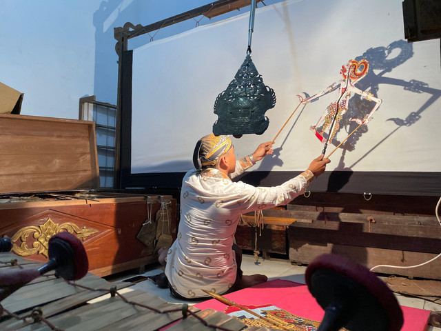 Tri Wiryawan (25) Dalang Remaja sedang latihan bersana dengan ‘Wijaya Laras Junior’. Foto: Rabiansyah/Hi!Pontianak.