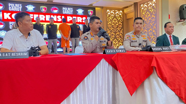 Kabid Humas Polda Jawa Barat Kombes Pol Hendra Rochmawan, Kapolres Garut AKBP Mochamad Fajar Gemilang. Dok: kumparan