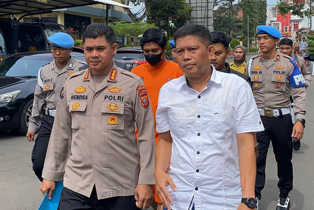 Polisi menujukkan Dokter M Syafril Firdaus, tersangka pelecehan saat konferensi pers di Polres Garut, Jawa Barat, Kamis (17/4/2025). Foto: kumparan