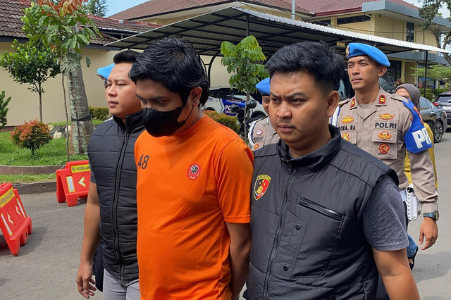 Polisi menujukkan Dokter M Syafril Firdaus, tersangka pelecehan saat konferensi pers di Polres Garut, Jawa Barat, Kamis (17/4/2025). Foto: kumparan