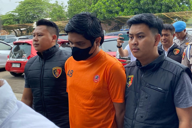 Polisi menujukkan Dokter M Syafril Firdaus, tersangka pelecehan saat konferensi pers di Polres Garut, Jawa Barat, Kamis (17/4/2025). Foto: kumparan