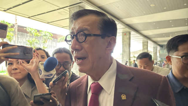 Ketua DPP PDIP Yasonna Laoly menjawab pertanyaan wartawan saat dijumpai di kompleks Parlemen, Senayan, Jakarta, Kamis (17/4/2025). Foto: Abid Raihan/kumparan