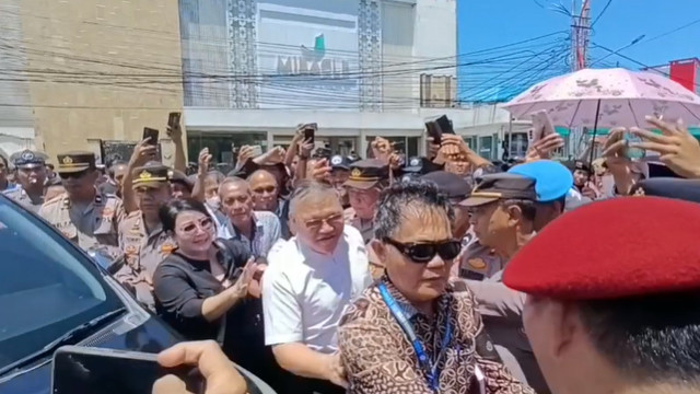 Ketua BPMS GMIM, Pendeta Hein Arina (baju putih) saat tiba di markas Polda Sulawesi Utara, Kamis (17/4). Hein dipanggil sebagai tersangka kasus dugaan korupsi Dana Hibah Sinode GMIM.