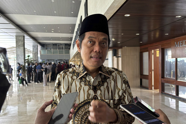 Wakil Ketua Komisi II DPR RI Zulfikar Arse Sadikin menjawab pertanyaan wartawan saat dijumpai di kompleks Parlemen, Senayan, Jakarta, Kamis (17/4/2025). Foto: Abid Raihan/kumparan