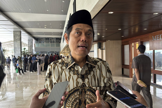 Wakil Ketua Komisi II DPR RI Zulfikar Arse Sadikin menjawab pertanyaan wartawan saat dijumpai di kompleks Parlemen, Senayan, Jakarta, Kamis (17/4/2025). Foto: Abid Raihan/kumparan