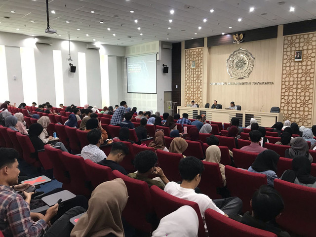 Lebih dari dua ratus mahasiswa menyimak dengan gayeng.
