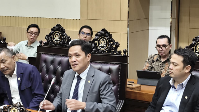 Ketua Komisi III DPR, Habiburokhman (tengah) memberikan keterangan pers soal pembahasan RUU KUHAP di Kompleks Parlemen, Senayan, Jakarta, Kamis (17/4/2025). Foto: Luthfi Humam/kumparan