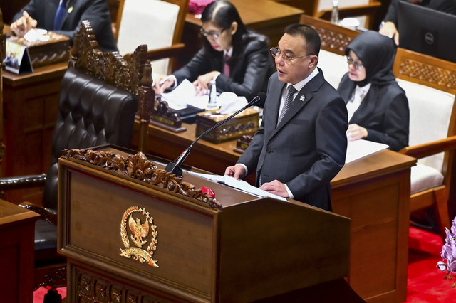 Wakil Ketua DPR Sufmi Dasco Ahmad menyampaikan pidato saat rapat paripurna ke-17 masa persidangan III Tahun Sidang 2024-2025 di Kompleks Parlemen, Senayan, Jakarta, Kamis (17/4/2025). Foto: Rivan Awal Lingga/ANTARA FOTO