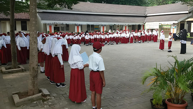 ilustrasi gambar kegiatan upacara bendera bagaimana peran anak sekolah dasar membentuk identitas nasional kita sumber gambar: dokumen pribadi