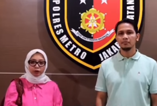 Wanita penipu bukti transfer bank (kiri) bersama pemilik toko di PIM yang jadi korban sepakat berdamai. Foto: Dok Polres Jaksel