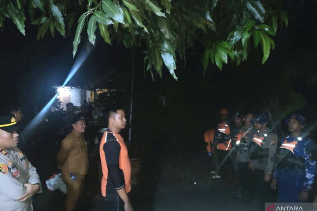 Tim SAR gabungan dari KPP Gorontalo, TNI, Polri, dan masyarakat melakukan apel persiapan evakuasi empat mahasiswa yang masih terjebak di hulu Sungai Bulawa, Bone Bolango, Provinsi Gorontalo, pada Rabu (16/4/2025). ANTARA/HO-BPBD Bone Bolango