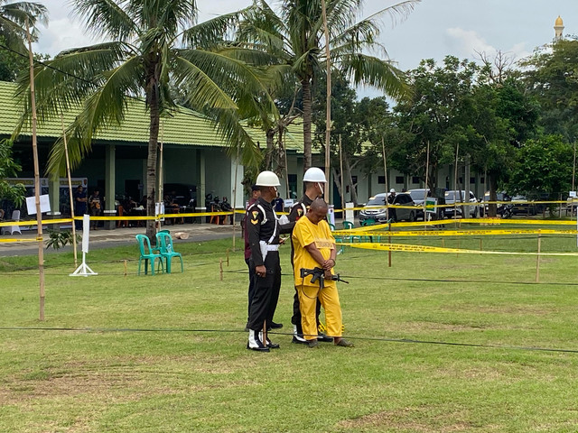 Tersangka Kopda B saat rekonstruksi kasus penembakan 3 Polisi Lampung hingga tewas. | Foto: Sinta Yuliana/Lampung Geh