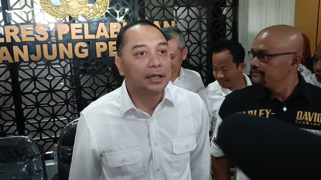 Wali Kota Surabaya Eri Cahyadi di Polres Pelabuhan Tanjung Perak Surabaya, Kamis (17/4/2025). Foto: Farusma Okta Verdian/kumparan