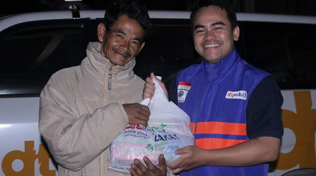 Bahagianya Warga Kp. Cihalimun, Desa Mekarsari, Kec. Naringgul, Cianjur saat mendapatkan Bingkisan Lebaran (Sumber : DT Peduli)