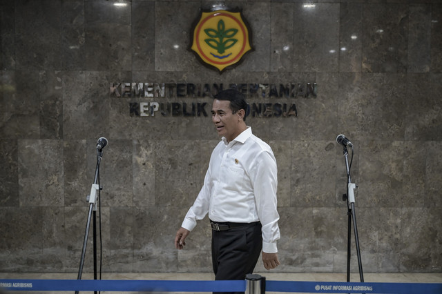 Menteri Pertanian Andi Amran Sulaiman bersiap memberikan keterangan pers terkait hasil kunjungan kenegaraan ke Yordania di Kantor Kementerian Pertanian, Jakarta, Kamis (17/4/2025). Foto: Fauzan/ANTARA FOTO