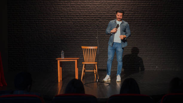 Ilustrasi public speaking ala komedia. Sumber: https://www.istockphoto.com/id/foto/komedian