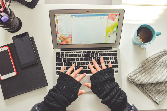 Cara Mencetak Alamat pada Amplop Coklat di Microsoft Word. Foto Hanya Ilustrasi, Bukan Sebenarnya. Sumber Unsplash Romain V