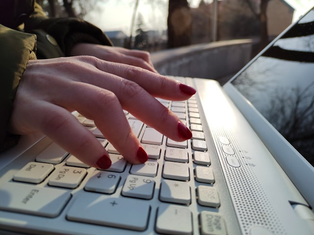 Ilustrasi cara membuat tabel di Word. Foto: Unsplash/Vardan Papikyan